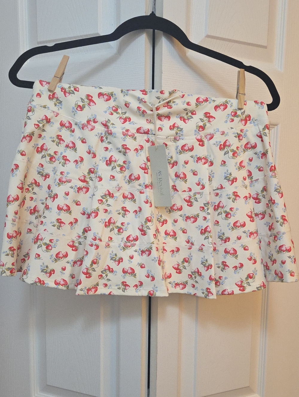 NWT AS Revival Strawberry Print Athletic Skort L Cream